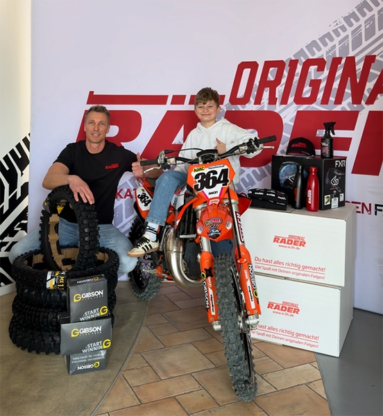 Motocross-lahjakkuus Linus Zimmermann toimitusjohtaja Christophin kanssa